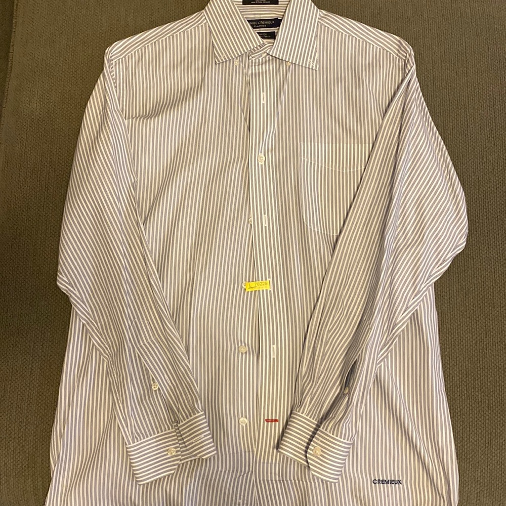 Tailored fit dress shirt.